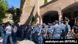 Ոստիկանները պատ են կազմել Քննչական կոմիտեի շենքի մուտքի մոտ, 3-ը հունիսի, 2024թ․