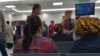 Türkmenistandaky aeroportlaryň birindäki raýatlar (Arhiw suraty)