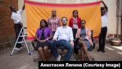 Михаил Ляпин из Мурманска в Кении с местными жителями