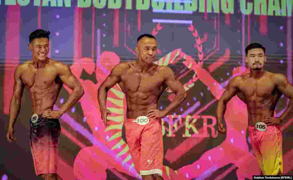 Баяз Арстаналиев (сүрөттө ортодо) &quot;Менс физик юниор&quot; категориясында&nbsp;жеңүүчү болду. Бир жылда ал бир топ салмак кошуп, булчуңдарын чоңойто алган.&nbsp; &quot;Биринчи залга келгенде 52 килограмм элем. Андан кийин салмагымды машыгуулардын жана туура тамактануунун жардамы менен 82 килограммга көтөрө алдым. Азыр салмак таштап, 70 килограммга түштүм. Бодибилдинг - өзүн өзгөрткүсү келгендердин спорту. Оорчулугу көп. Тынымсыз машыгып тим болбостон туура тамактанышың керек. Элестетсеңиз тузу жок тамак жешиң керек. Анткени туз организмдеги сууну кармап калат. Болгону тооктун этин сууга бышырып, бадыраң гана жейсиң. Анын дагы даамы жок.&nbsp; Башында көнө албай, өтө кыйналдым. Сарсанаа болуп, түнү уктабай чыккан учурларым болду. Эч нерсе ичкенге, жегенге болбойт.&nbsp;Анысы аз келгенсип бир-эки ай тооктун этин гана жейсиң. Буга көпчүлүк эле чыдай бербейт. Бирок акырында өзүңө абдан ыраазы болосуң. Азыр мен каалагандай келбетим бар&quot;, - деди ал.