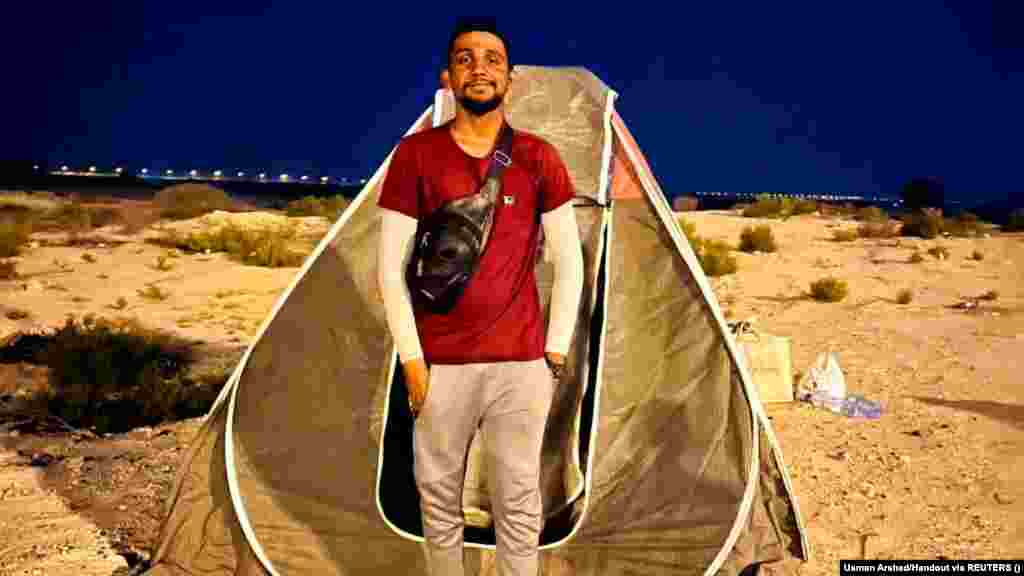 Аршад позира пред палатката си в пустинята на Белуджистан, Пакистан. &bdquo;Всеки мюсюлманин иска да дойде в Мека, в Божия дом и да посети джамията на пророка Мохамед поне веднъж в живота си. И аз имах същото желание, но моето беше да отида до тези две места пеш&ldquo;, казва той.