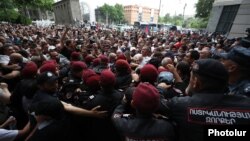 Ցուցարարների և ոստիկանների միջև բախումը ԱԳՆ շենքի մոտ, Երևան, 31-ը մայիսի, 2024թ.