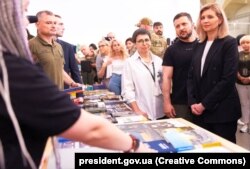 Президент України Володимир Зеленський і перша леді Олена Зеленська під час відвідин книжкового ярмарку XI Міжнародного фестивалю «Книжковий Арсенал». Київ, 22 червня 2023 року