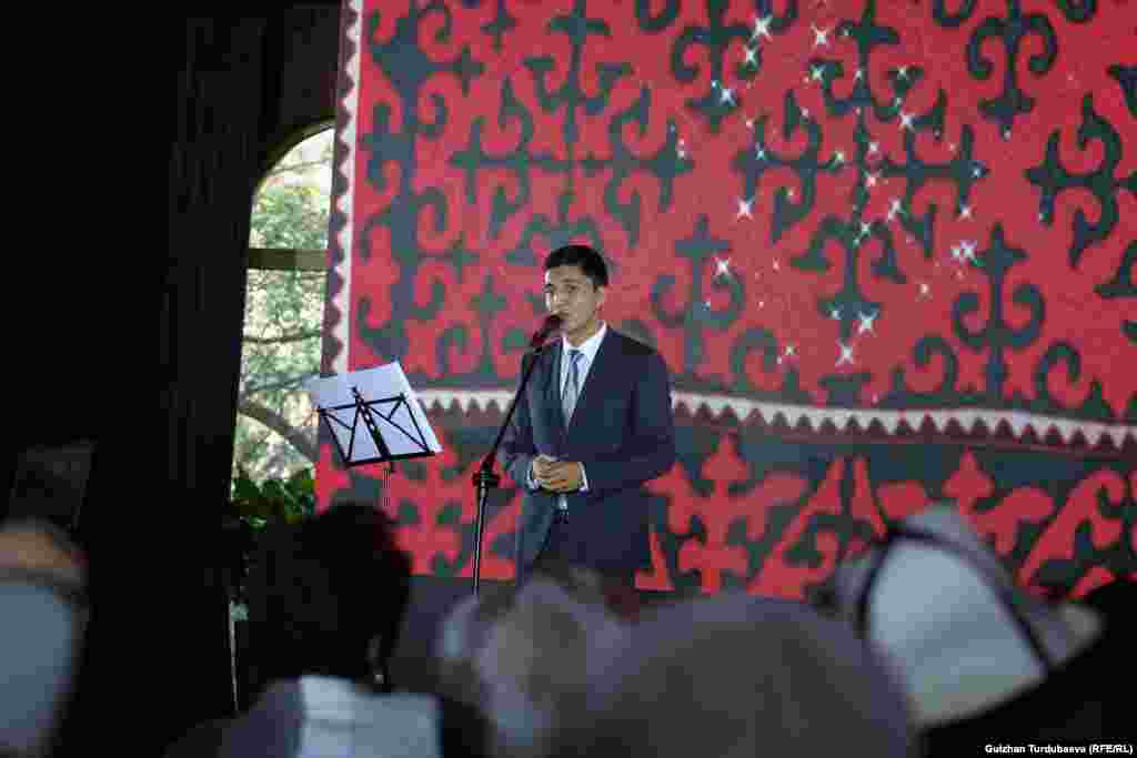 "Азаттыктын" кабарчысы Айбек Бийбосунов Бурулкан Сарыгулованын "Адамдын өмүрү" аттуу ырын окуп жатат.&nbsp;