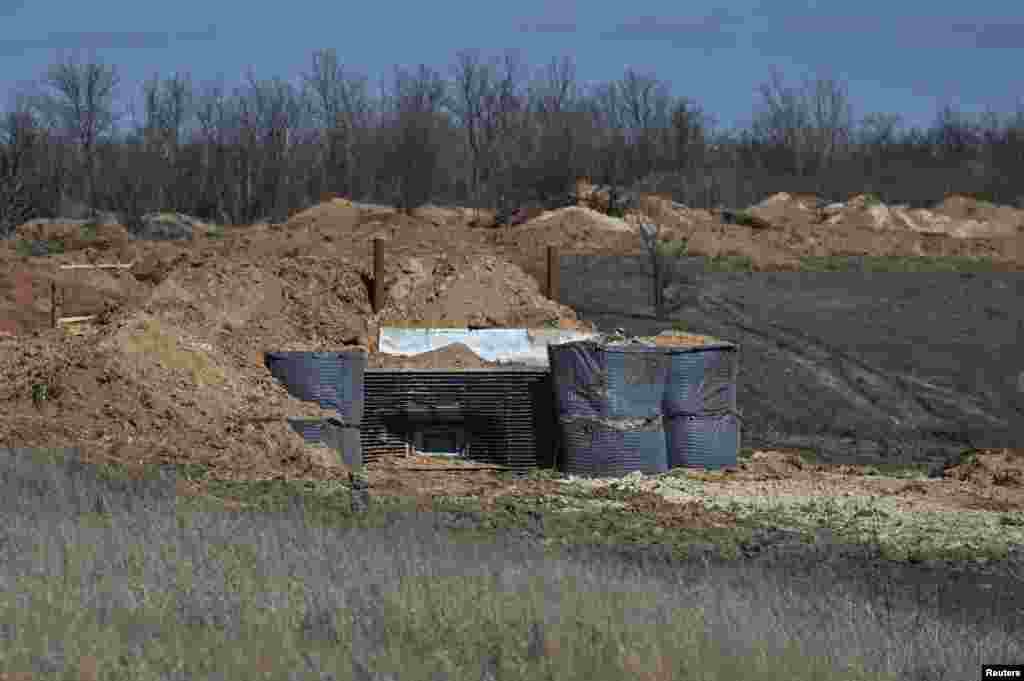 Володимир Зеленський сказав, що ЗСУ працюють над&nbsp;стабілізацією українських позицій на фронті в умовах &laquo;все ще обмеженого&raquo; постачання від партнерів. Україні було надано&nbsp;лише 30% від обіцяного Євросоюзом мільйона снарядів.&nbsp;А Палата представників Конгресу США від осені 2023 року не погоджує законопроєкт про надання військової допомоги Україні. Збройні сили України продовжують відбивати атаки і штурми російської армії, попри багаторазову перевагу супротивника у живій силі, снарядах і військовій техніці.