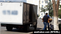 Döwlet dükanlaryndaky barlaglara söwda resmileri, alyjylar jemgyýetleriniň hünärmenleri we polisiýa işgärleri gatnaşýar. Illýustrasia suraty. Arhiwden alyndy. 