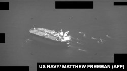 Captură video difuzată de Marina americană: nave de atac rapid ale Marinei Corpului Gardienilor Revoluției Islamice din Iran înconjoară petrolierul Niovi, sub pavilion Panama, în timp ce aceasta tranzitează strâmtoarea Ormuz, 3 mai 2023.