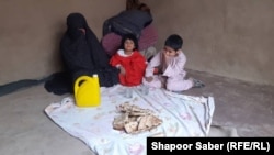 یک خانواده بی بضاعت در افغانستان. عکس از آرشیف