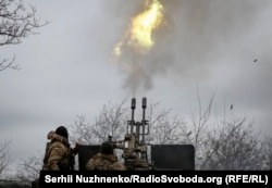 Украинские военнослужащие ведут огонь зенитным орудием на передовой вблизи города Бахмута Донецкой области, 6 марта 2024 года