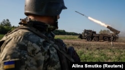 Українські військовослужбовці 110-ї окремої механізованої бригади імені генерал-полковника Марка Безручка стріляють з реактивної системи залпового вогню РСЗВ «Вампір» в Донецькій області, Україна, 30 червня 2024 року