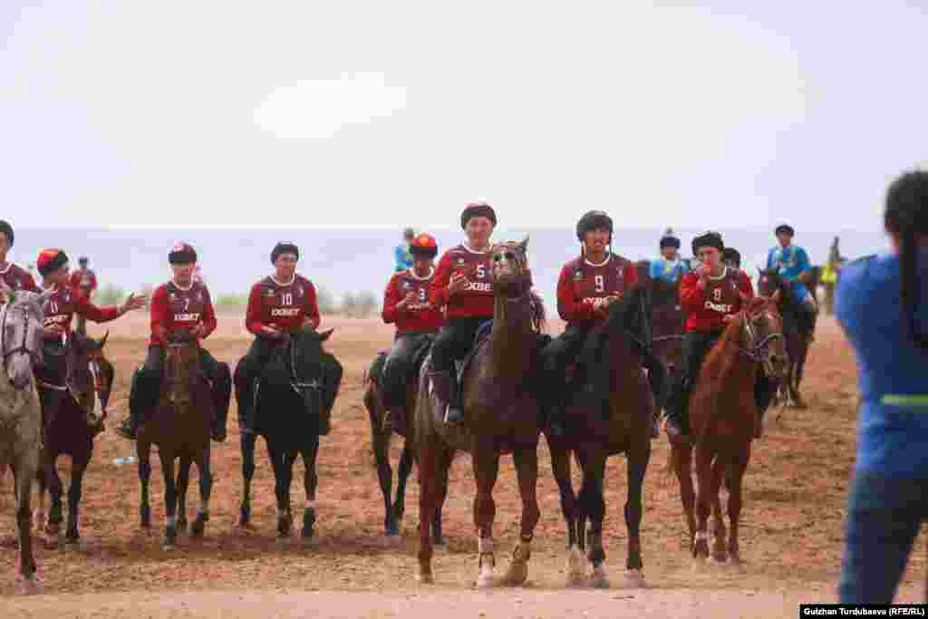 &ldquo;Достук&quot; командасы мелдеште үчүнчү орунду ээлегени үчүн 800 миң сом акчалай байге алды.&nbsp;