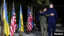 Президент США Джо Байден гуляє з президентом України Володимиром Зеленським на полях саміту G7 у Фазано. Італія, 13 червня 2024 року