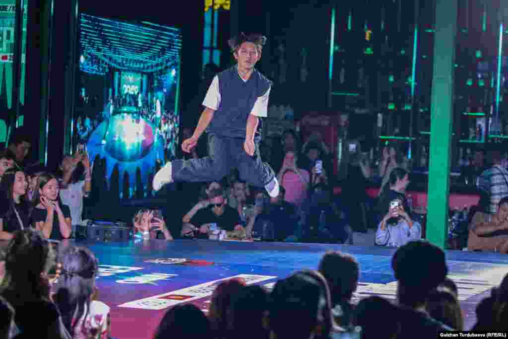 "Бий - биздин жашоо образыбыз. Атаандаштык, чеберчилик, бий майданындагы энергия менен алмашуу биз үчүн өтө маанилүү нерсе&rdquo;, - деди Ома.&nbsp; &nbsp; &ldquo;Биз Парижде өтө турган мелдеште жеңишке жетип, өлкөбүз, үй-бүлөбүз, жакындарыбыз, күйөрмандарыбыз үчүн тарых жараткыбыз келет&rdquo;, - деди Ема.&nbsp; 