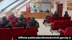 Паседжаньне «дармаедзкай» камісіі ў Касьцюковічах у РАУС. Фота: Касьцюковіцкі райвыканкам