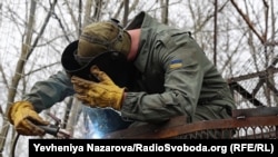 Бійці працюють над посиленням захисту своїх бойових машин