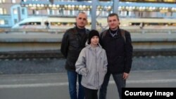 Егор с чичо си Дима (вляво) и баща си през 2019 г.