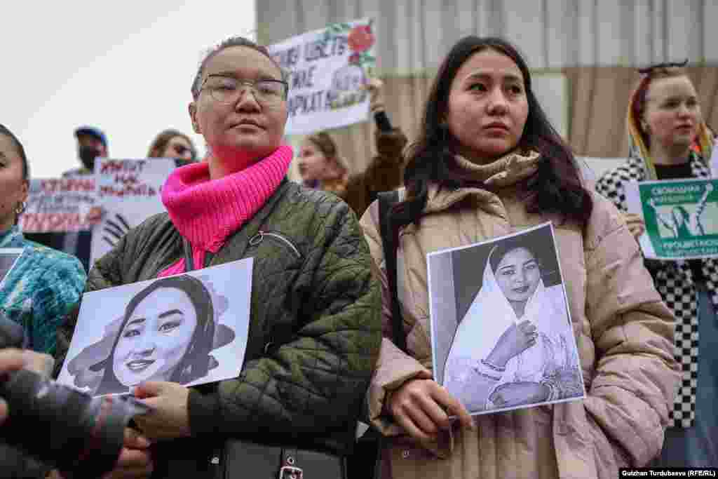 8-март. Кыз-келиндердин укуктарынын сакталышына арналган тилектештик жүрүшүнө чыккан кыздар&nbsp;ала качуунун курмандыгы болгон Айзада менен Бурулайдын да сүрөттөрүн көтөрүп турушат.&nbsp;