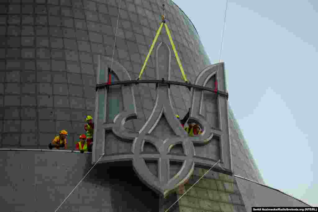 Момент монтажу Тризуба на щит &laquo;Батьківщини-матері&raquo;