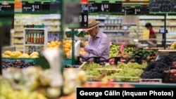 Ordonanța ieftinirii alimentelor de bază nu are norme de aplicare, cu o săptămână înainte de intrarea în vigoare. Distribuitorii se plâng că nu știu cum să o pună în practică. Supermarket, România (imagine generică)