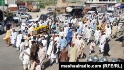 خبریالان او ځايي اوسېدونکي د خلیل اپرېدي تابوت لېږدوي - د جون ۱۹مې انځور.