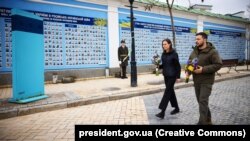 Президент України Володимир Зеленський і голова уряду Фінляндії Санна Марін під час вшанування загиблих українських воїнів у війні з Росією біля Стіни пам'яті. Київ, 10 березня 2023 року