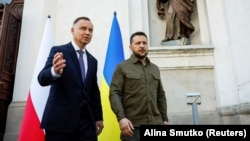 Президенти Польщі і України – Анджей Дуда і Володимир Зеленський – після церемонії вшанування жертв Волинської трагедії. Луцьк, Україна, 9 липня 2023 року 