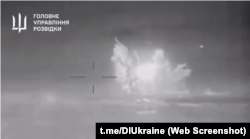 Скріншот відео атаки безекіпажними катерами російського патрульного корабля Чорноморського флоту «Сергій Котов», опублікованого ГУР України