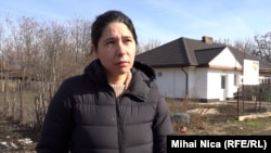 Nicoleta Dinu s-a mutat în urmă cu zece ani în Drăgoești, județul Ialomița. Revine des în Capitală cu copiii, la medicul de familie, din cauză că în comună nu au un specialist. În spatele ei se vede dispensarul reabilitat recent și nefolosit.