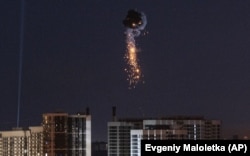 Українська протиповітряна оборона перехопила безпілотник Shahed у повітрі під час російської атаки на Київ, 30 травня 2023 року