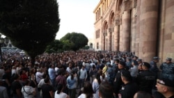 Երևանում սկսված հանրահավաքի 5 մասնակից է ձերբակալվել, 3-ի մոտ իրավապահները հայտնաբերել են սառը զենքեր