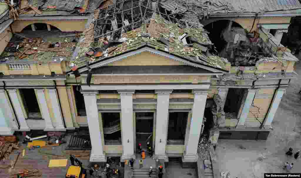 Intrarea în catedrală a fost blocată de dărâmături.&nbsp;