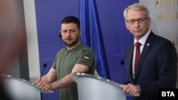 Володимир Зеленски и Николай Денков по време на съвместно изявление в Министерския съвет