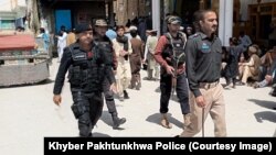 په کورمه کې یو پولیس چارواکی او سرتېري د لټون عملیاتو لپاره روان دي - انځور له ارشیفه. 