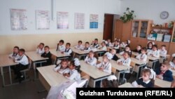 Бишкек. Мектеп. Архивдик сүрөт. 