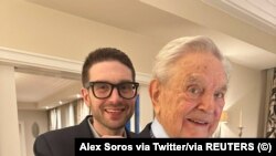 Жорж Сорос уулу Александр менен. 