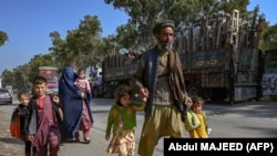 یوه افغانه کورنۍ له پېښوره د تورخم پر لاره وطن ته ستنېږي - انځور له ارشيفه
