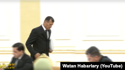 Annaberdiýew prezidentiň "gidiberiň" sözünden soň, mejlisiň zalyny terk edýär.