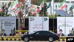 اسلام اباد ته د ابراهیم رییسي د سفر پر مهال د پاکستان او ایران بیرغونو تر څنګ د هرکلي لوحې لګېدلې دي - د اپرېل ۲۲مې انځور.