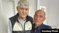 Думан Мухаммедкарим в зале суда с отцом