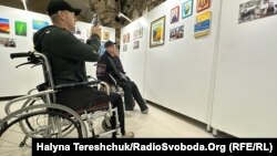 Українські воїни, які отримали поранення, під час реабілітації проходять арттерапію. Вони надали 51 малюнок для благодійного аукціону