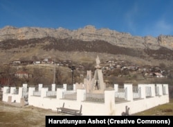 عکسی از یادبود جنگ جهانی دوم در روستا که ژانویه ۲۰۱۵ گرفته شده