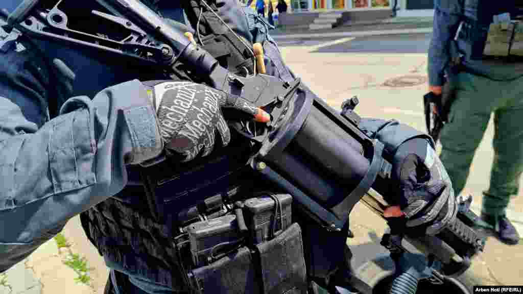 Prema navodima kosovskih vlasti, on je jedan od organizatora napada na pripadnike Kfora i &quot;jedan od vođa kriminalne formacije &#39;Civilna odbrana&#39;&quot;.