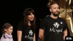 Александър Алексиев и Яна Титова с фанелки, на които пише "Морфов", по време на наградите "Икар", 27 март 2023 г.