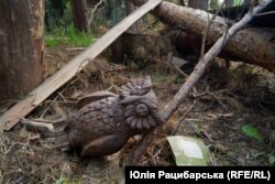 Знищена від обстрілу декоративна сова на екостежці