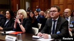 Оксана Золотарьова, директор департаменту міжнародного права МЗС України та представник України у Міжнародному суді ООН Антон Кориневич. Міжнародний суд ООН (ICJ).Гаага, Нідерланди, 2 лютого 2024 року