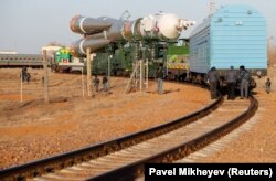 Транспортировка ракеты "Союз" к стартовому столу