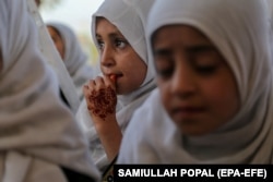 Окуп жаткан жеткинчек кыздар. Кабул. 26.9.2023.