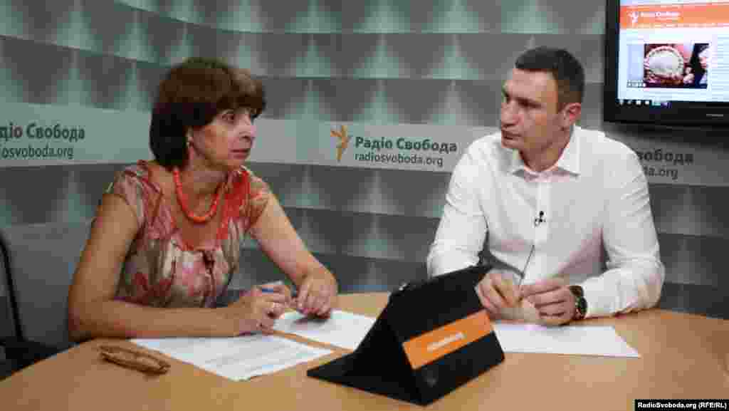 Інна Кузнецова і Віталій Кличко під час ефіру програми &laquo;Ваша Свобода&raquo; у студії на Хрещатику, 2014 рік