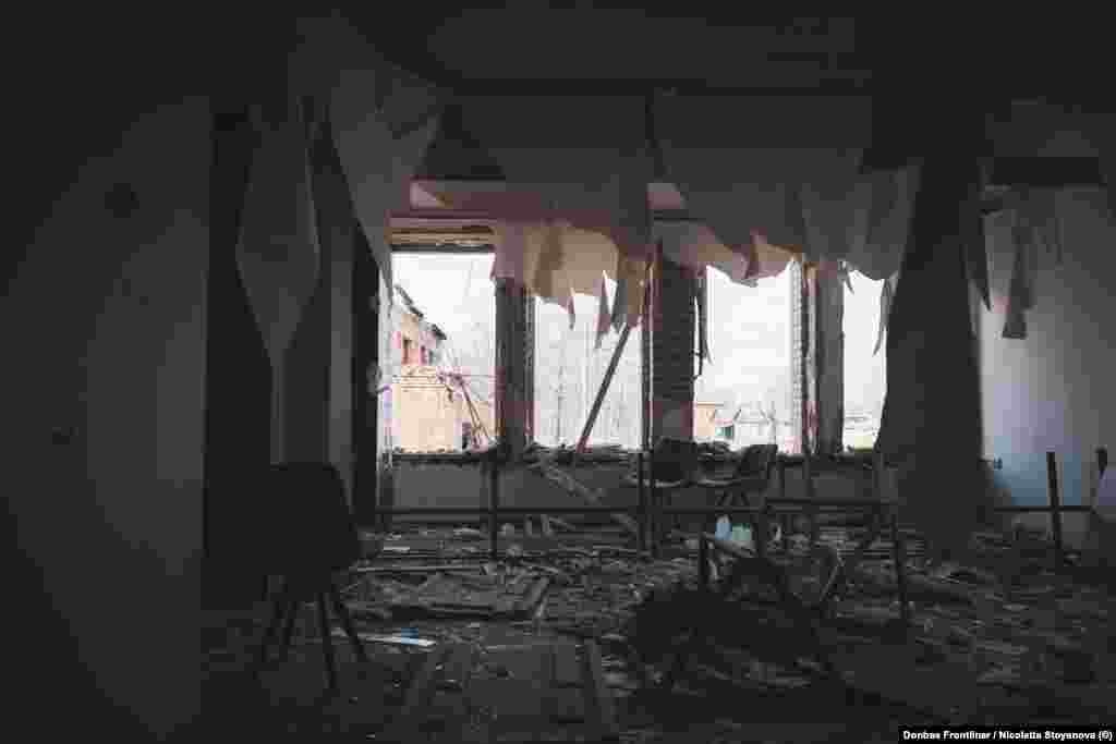 Printre clădirile transformate în ruine se numără și biblioteca din localitate.&nbsp;