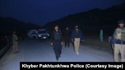 په کورمه کې پولیس او امنیتي سرتېري د لټون عملیاتو پر مهال - پخوانی انځور.